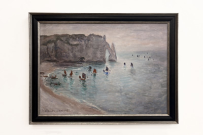 Étretat, Porte d’Aval : bateaux de pêche sortant du port