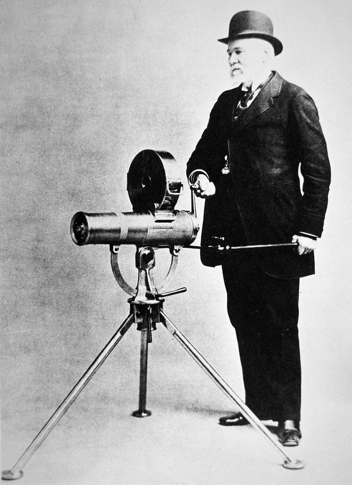 Richard J. Gatling, montré avec le modèle Bulldog de 1893 - American Photographer