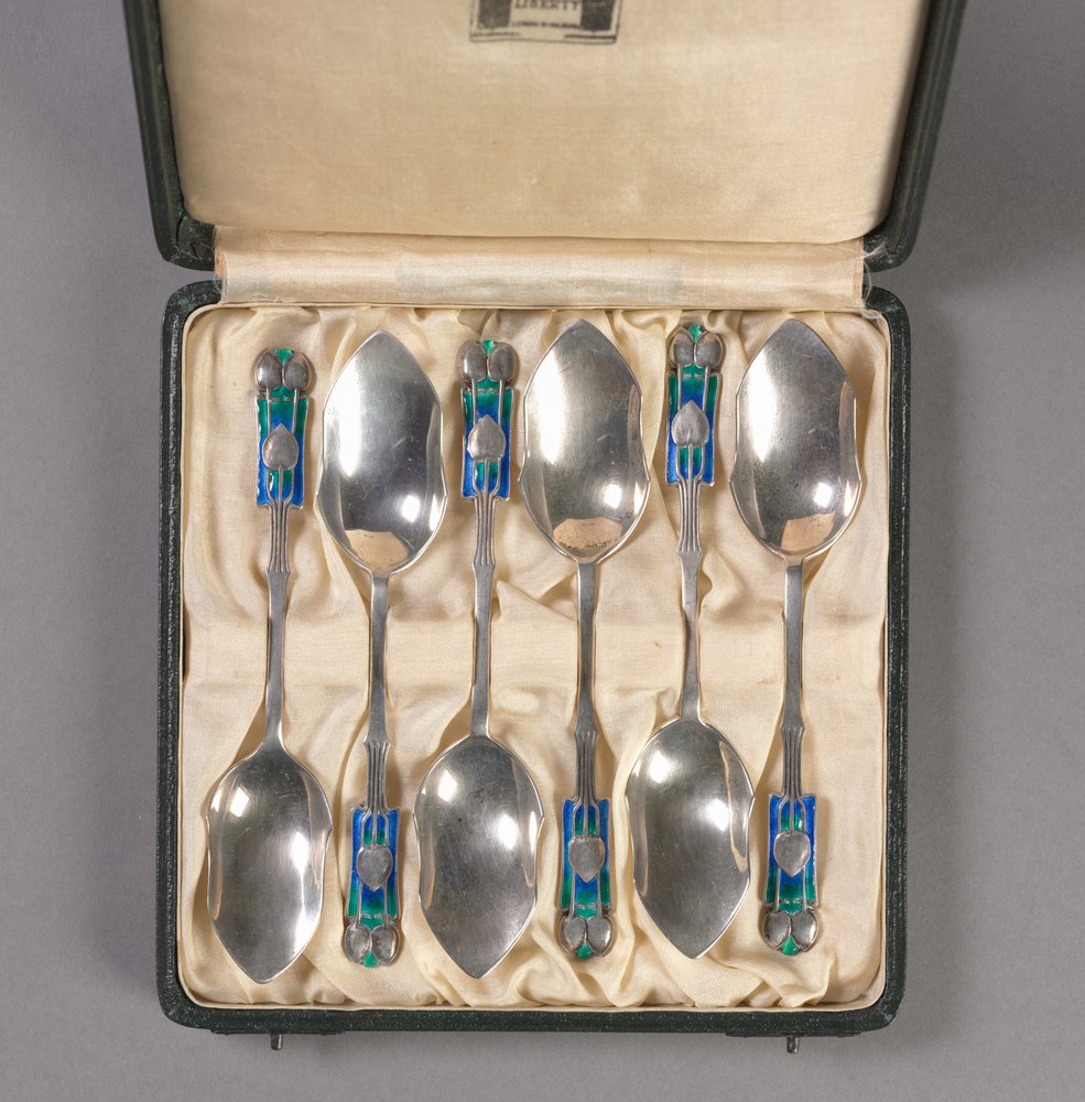 Ensemble de six cuillères dans la boîte d