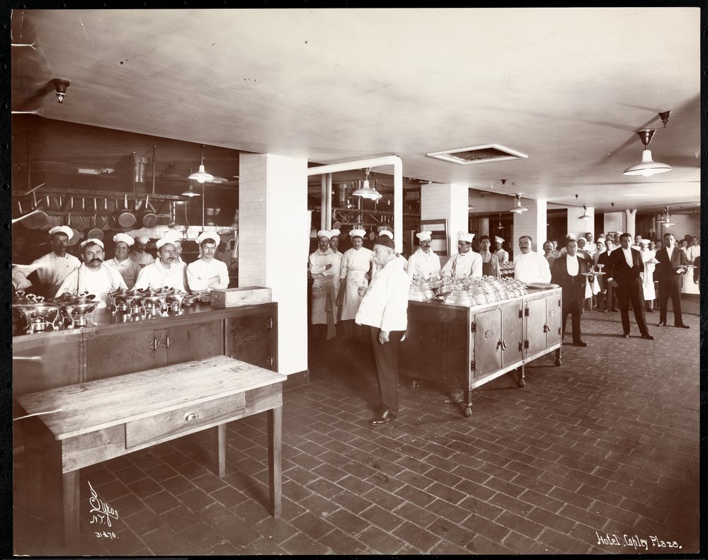 Personnel dans la cuisine de l