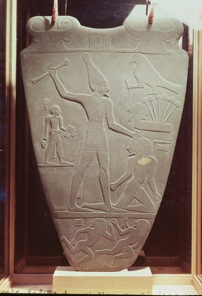 La palette de Narmer : palette cérémonielle représentant le roi Narmer, portant la couronne blanche de Haute-Égypte et frappant un prisonnier, découverte à Hiérakonpolis, période thinite, vers 3000 av. J.-C. (schiste) (détail) - Egyptian 1st Dynasty
