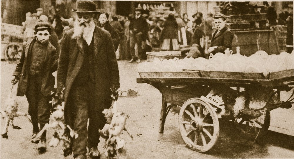 Un vieil homme juif et son petit-fils portant des volailles de Wentworth Street, Stepney - English Photographer