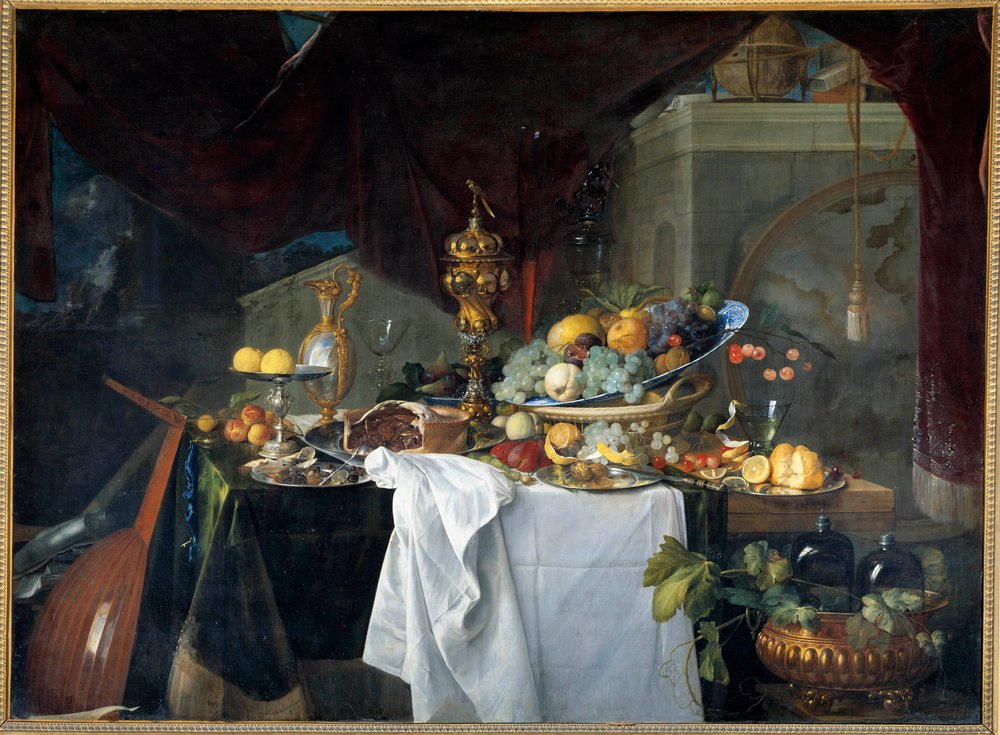 Une nature morte: dessert de table couvert de vaisselle et d