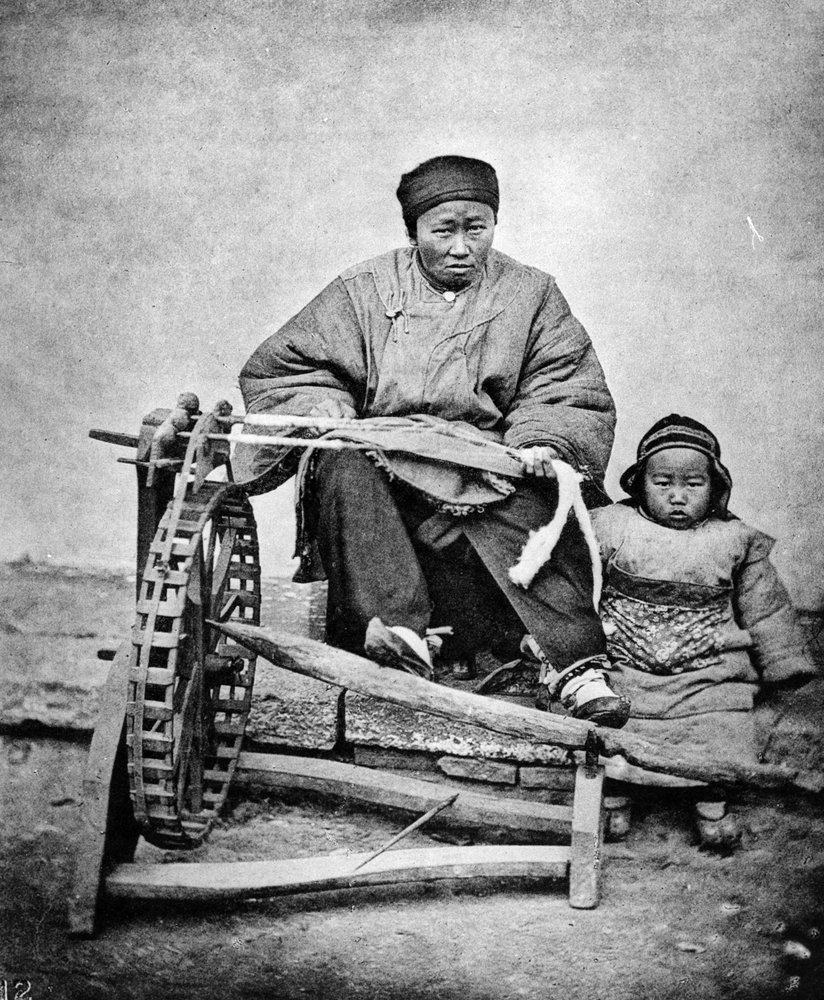 Femme et enfant avec roue à filer, vers 1870 - John Thomson