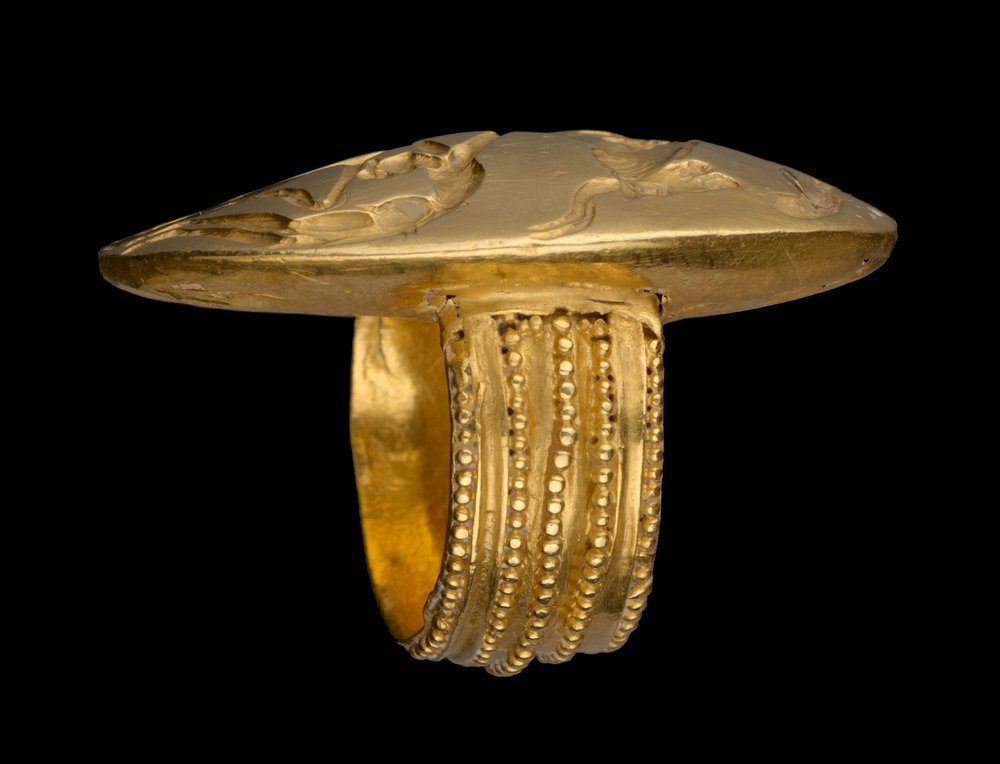 Bague-sceau représentant une scène de saut de taureau, fin minoen, c.1500 av. J.-C. - Minoan