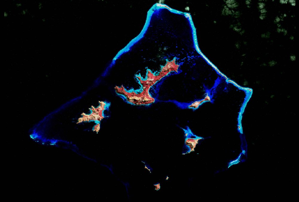 Récif corallien photographié par le satellite Landsat 7 de la NASA. Crédit NASA. - National Aeronautics and Space Administration National Aeronautics and Space Administration