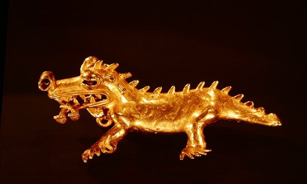 Pendentif représentant un crocodile avec une figure humaine dans sa bouche, de La Vaca, Punta Burica - Pre-Columbian Pre-Columbian
