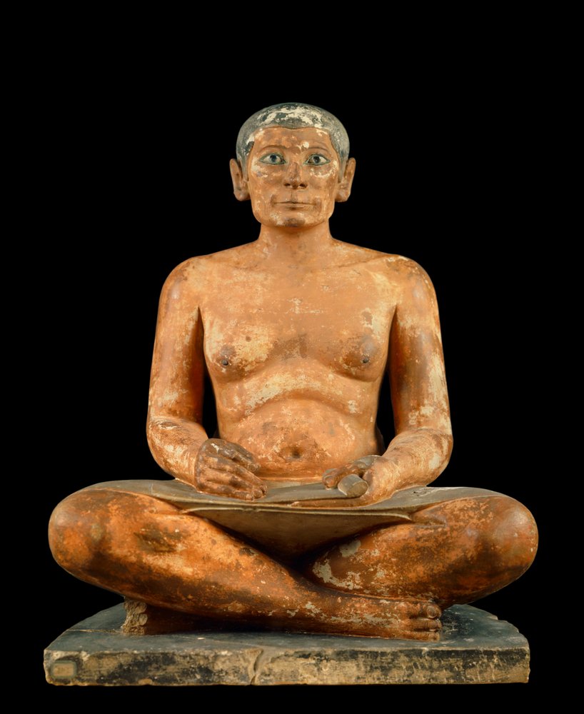 Antiquité égyptienne : « Le Scribe accroupi », statue en calcaire, albâtre et cristal de roche. Provenant de Saqqara, vers 2620 - 2350 av. J.-C. IVe ou Ve dynastie. H. 0,537 m, Musée du Louvre, Paris - School Egyptian