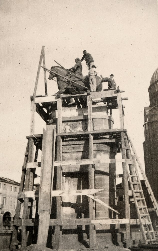 Le monument équestre "Gattamelata" en restauration à Padoue pendant la Première Guerre mondiale - Ugo Ojetti