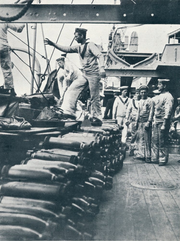 Réception des obus pour les canons navals sur le pont d