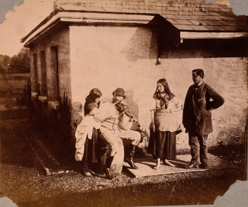 Des enfants écoutent un homme jouant du violon, c.1859-61 - Viscountess Hawarden