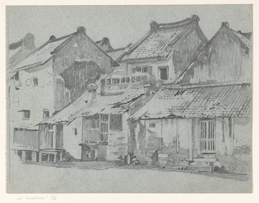 Façades arrière de maisons au bord d