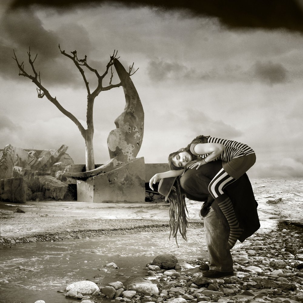 En dos à travers un paysage surréaliste - Alejandra Baci