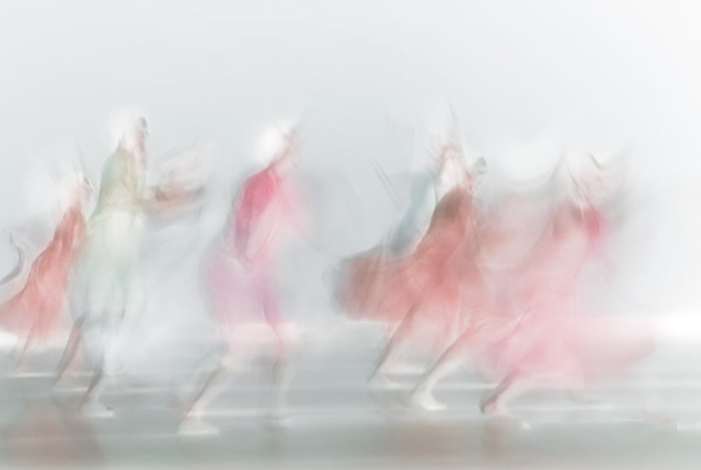 Une danse aux couleurs pastel et oniriques - Ali Saremi