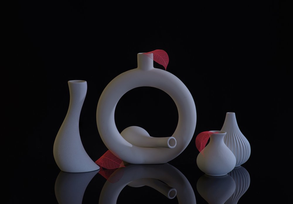 Vases blancs sculpturaux - Alice Sheng