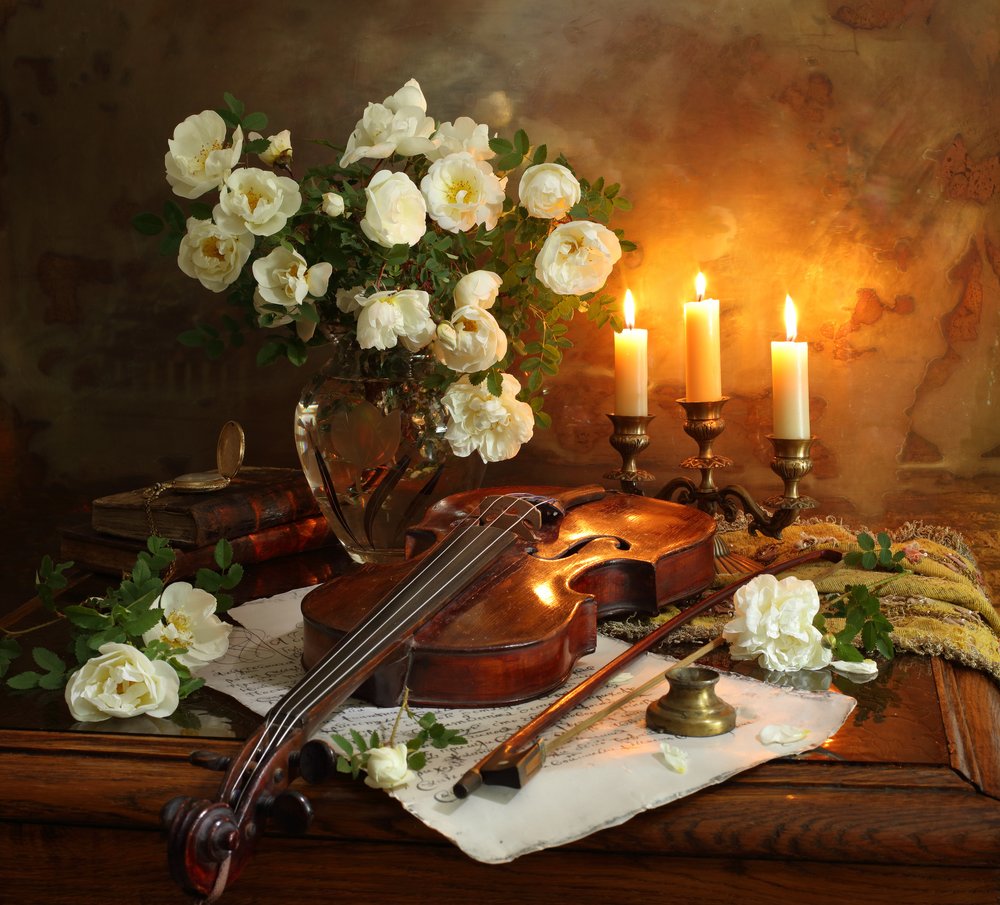 Des roses à la lueur des bougies et un violon - Andrey Morozov