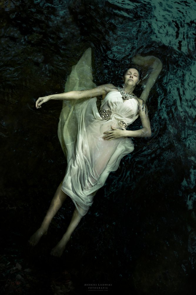 Une femme sereine flottant dans les airs - Andrzej Lisowski