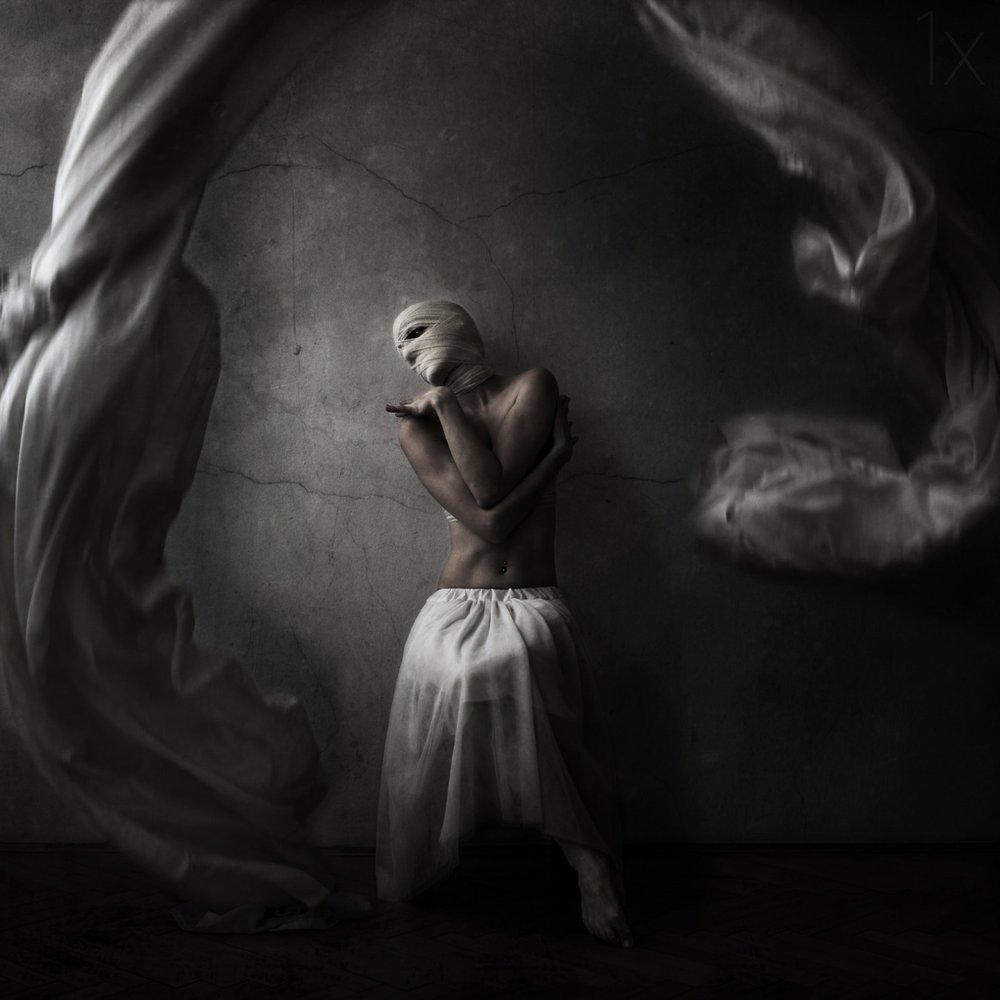 Silhouette enveloppée, pleine de dramatisme - Anja Matko