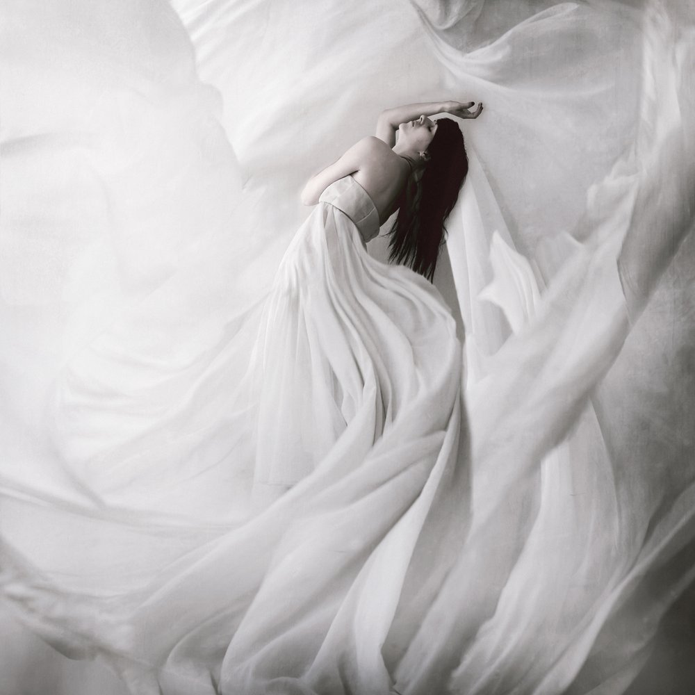 Une grâce éthérée, blanche et fluide - Anja Matko