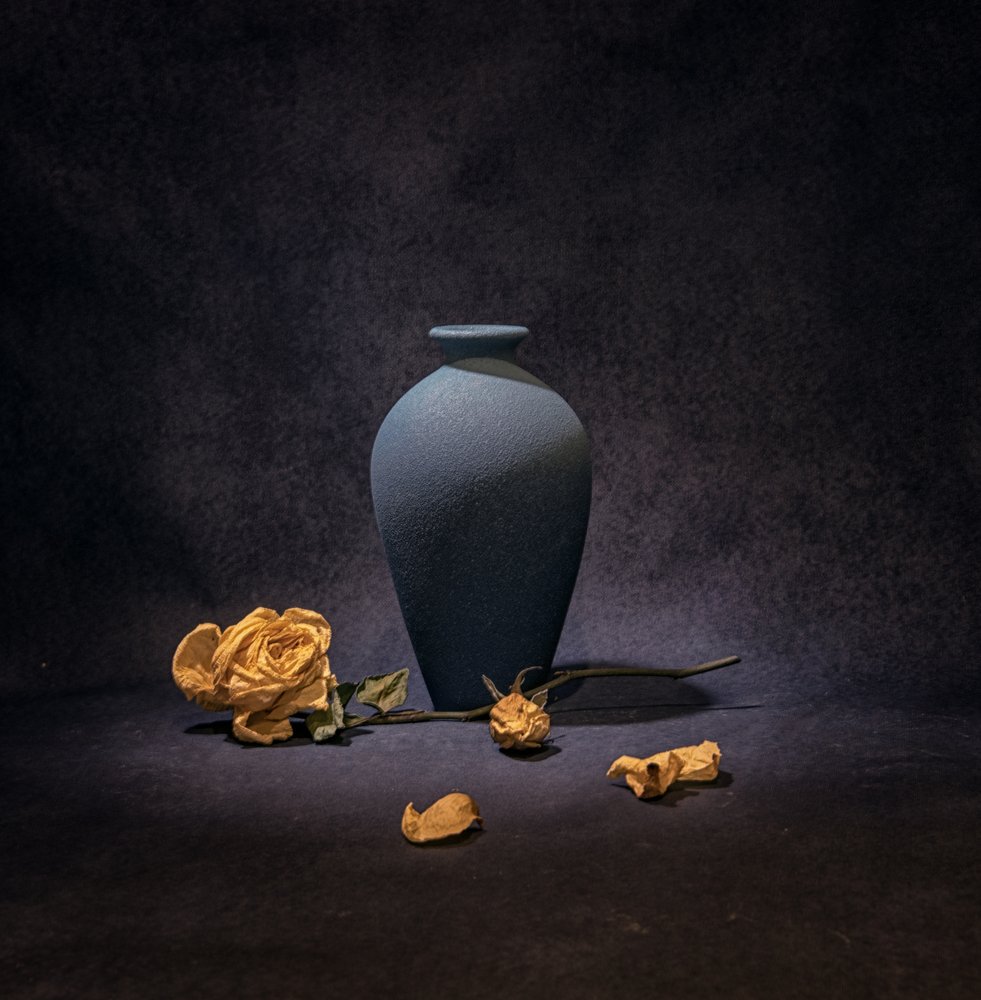 Nature morte à la rose bleu foncé - Betty Liu