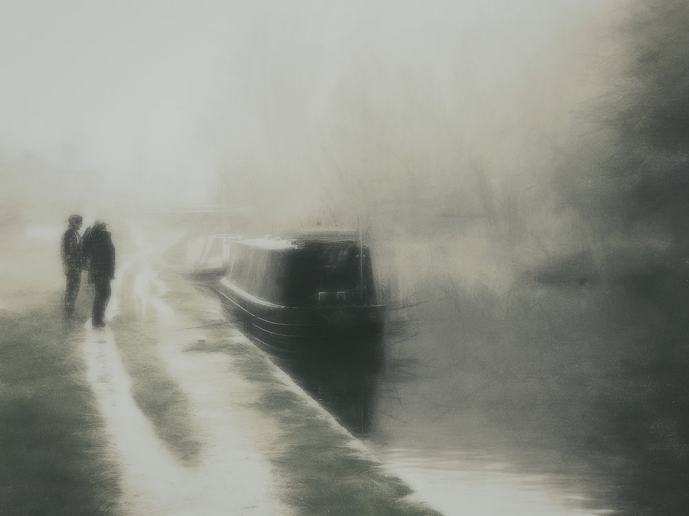 Promenade le long du canal brumeux - Bill Eiffert