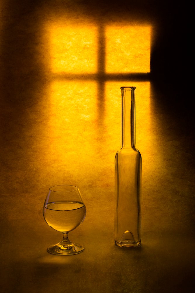 Nature morte à la fenêtre dans la lumière dorée - Brig Barkow