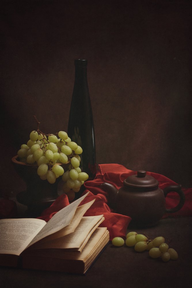 Raisins, vieux livre et théière - Brig Barkow