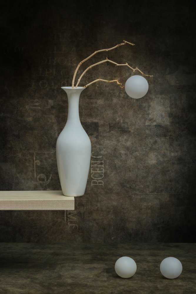 Vase blanc et décorations - Brig Barkow
