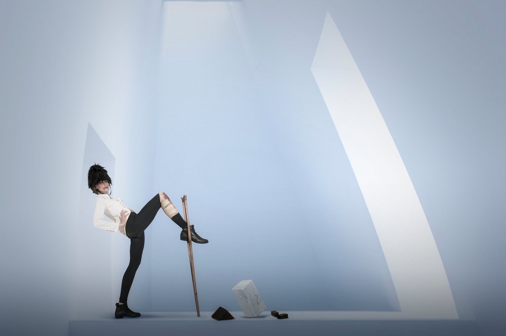 Figure conceptuelle dans une pose saisissante - Christine von Diepenbroek