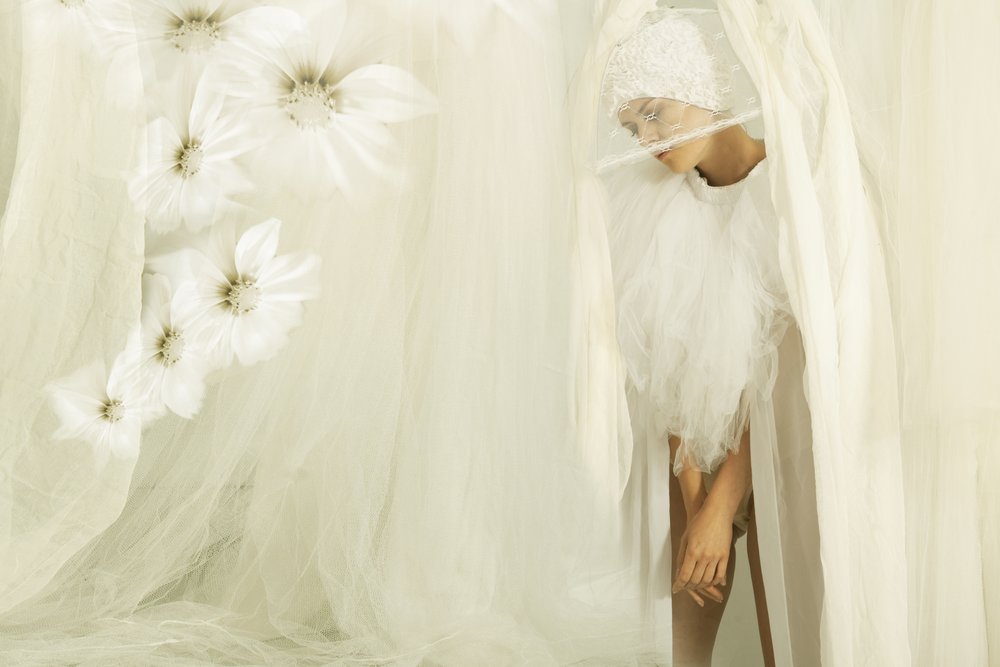 Femme éthérée aux fleurs blanches - Christine von Diepenbroek