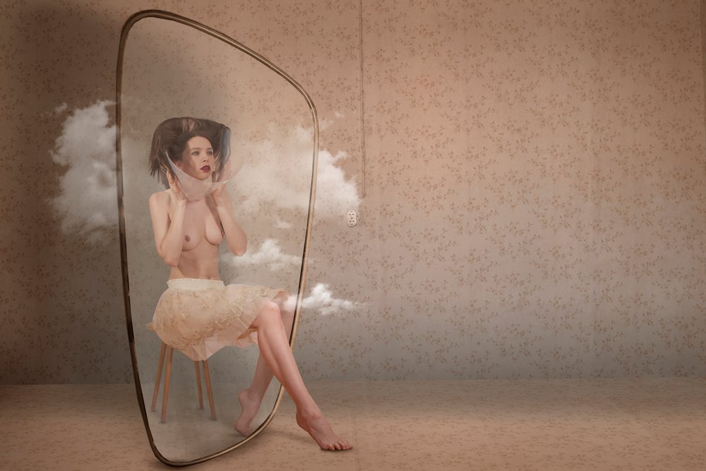 Une femme dans une bulle de nuages - Christine von Diepenbroek