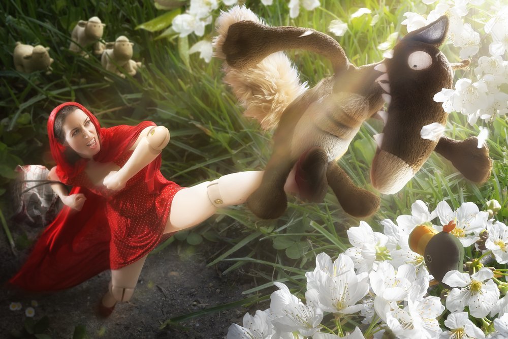 Le Petit Chaperon rouge donne un coup de pied au loup - Christophe Kiciak