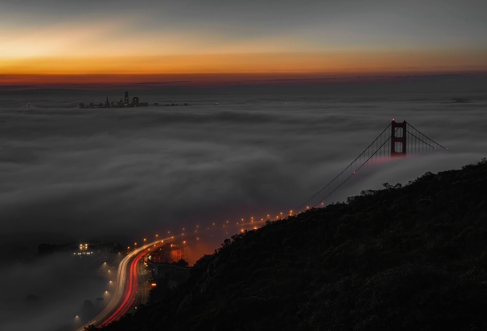 Le Golden Gate Bridge par une nuit brumeuse - Chuanxu Ren