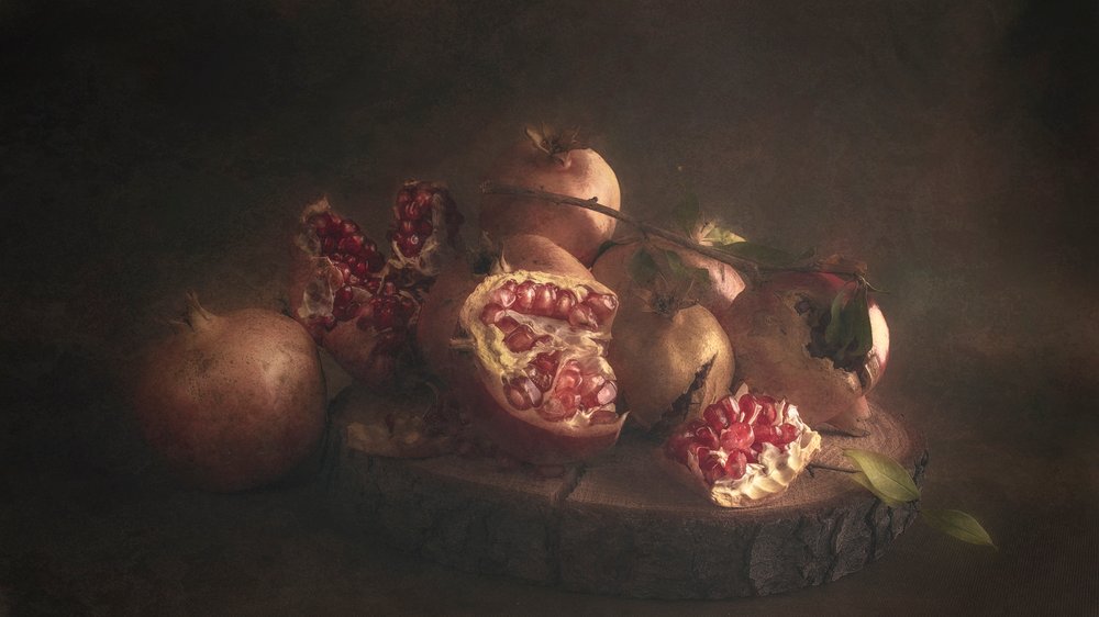 Nature morte à la grenade sombre - Cicek Kiral