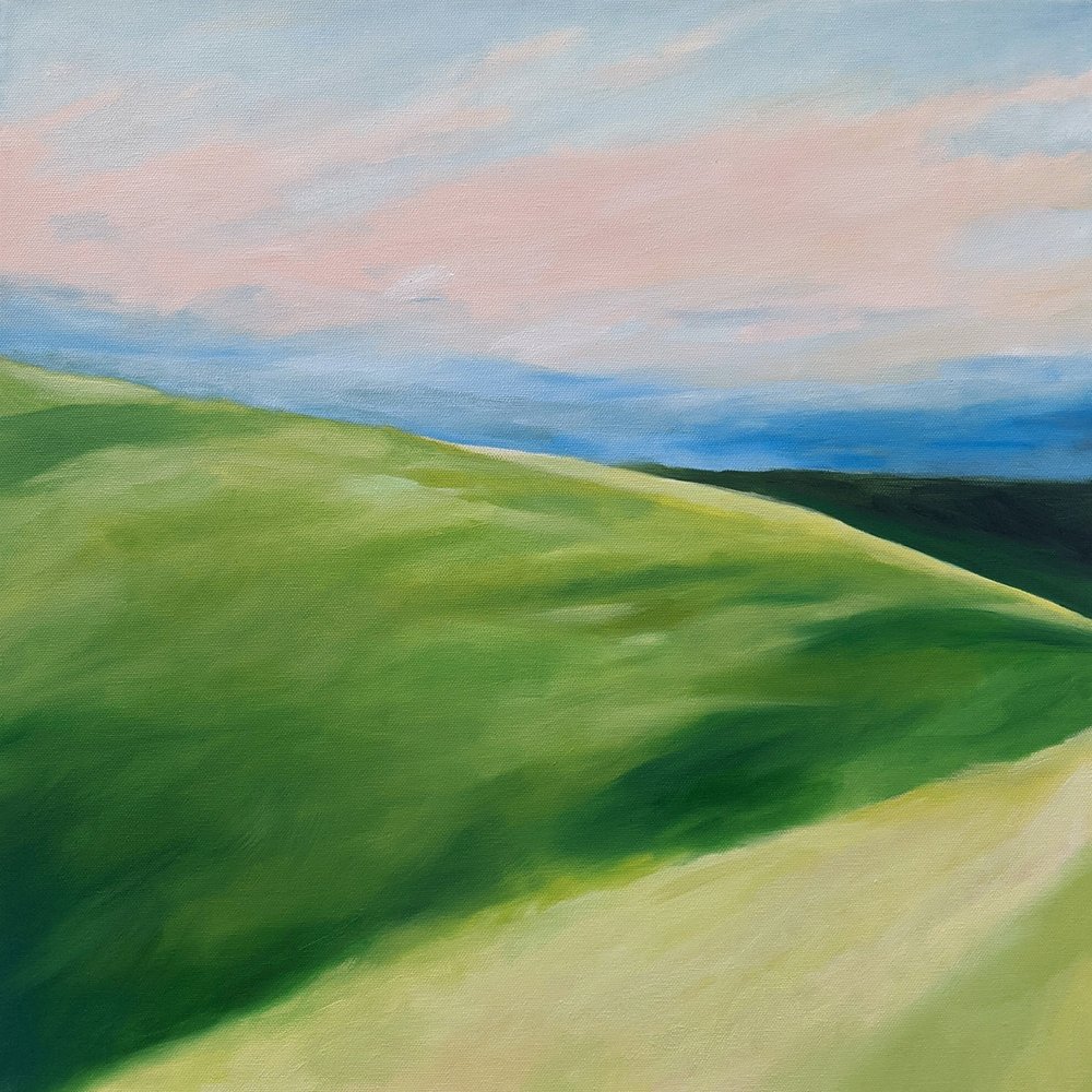 Ciel pastel sur les collines verdoyantes - Claire Whitehead