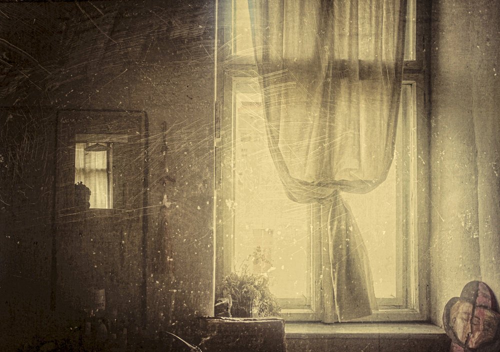 Fenêtre vintage baignée de soleil - Clara Arustei