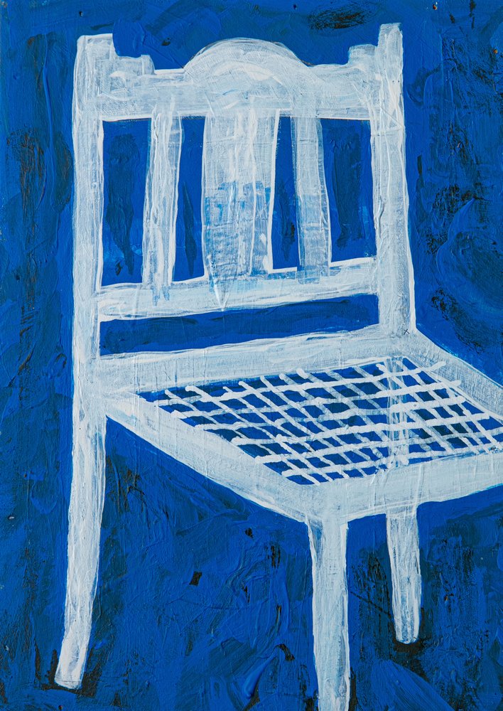 Chaise blanche sur fond bleu - Dale Hefer & Family