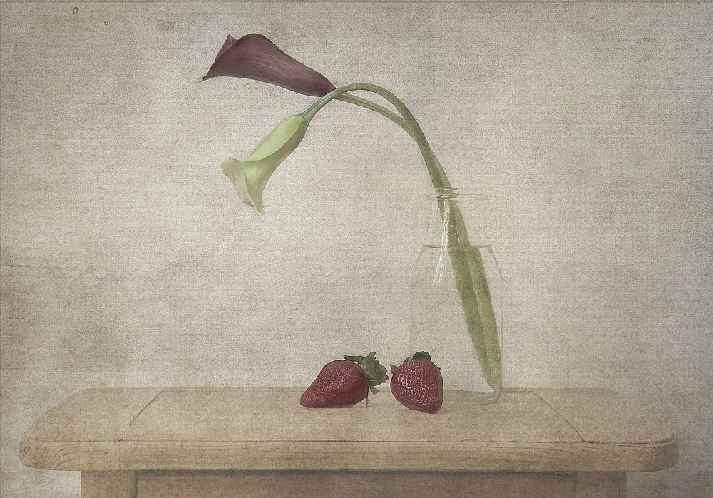 Lys calla et fraises - Deborah Gugeri