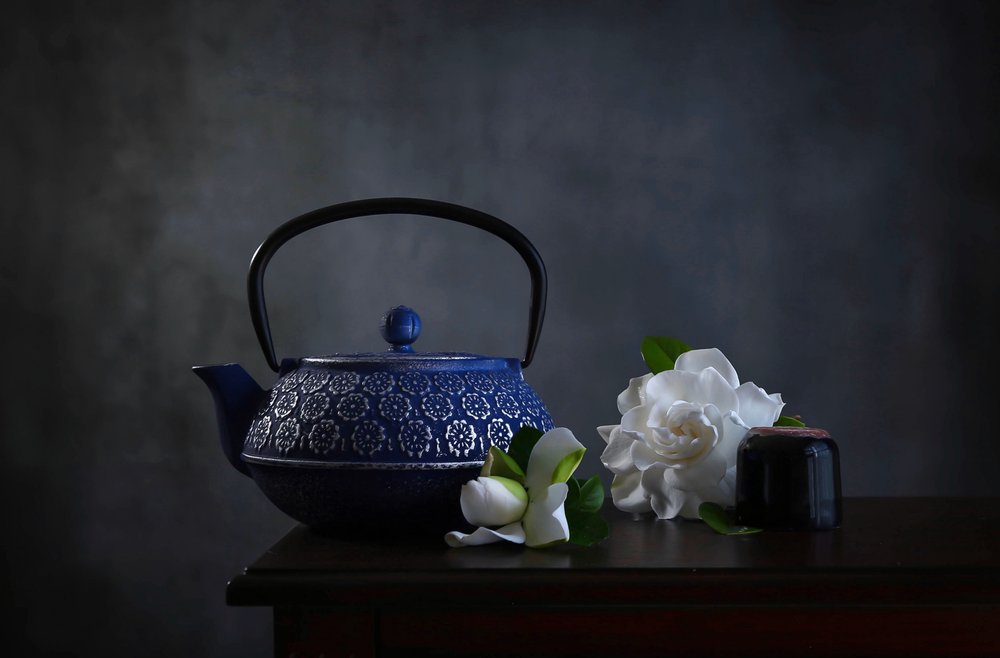 Théière bleue et gardénias - Fangping Zhou