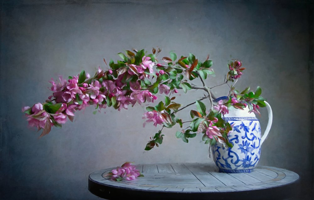 Fleurs roses dans un vase bleu - Fangping Zhou