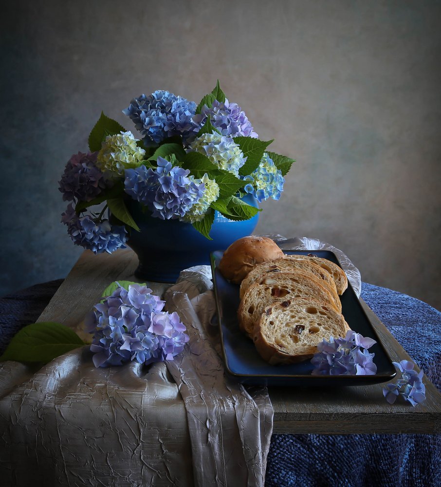 Nature morte : hortensias et pain - Fangping Zhou