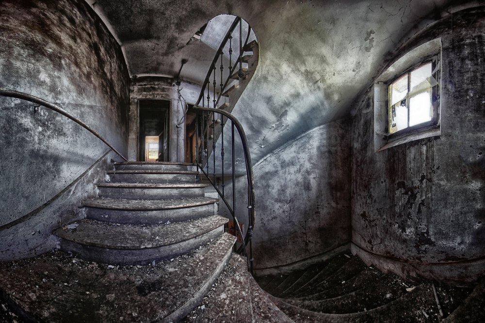 Un escalier en colimaçon abandonné - Francois Casanova