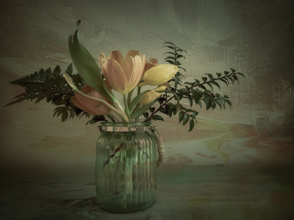 Tulipes vintage dans un vase - Gu and Hongchao
