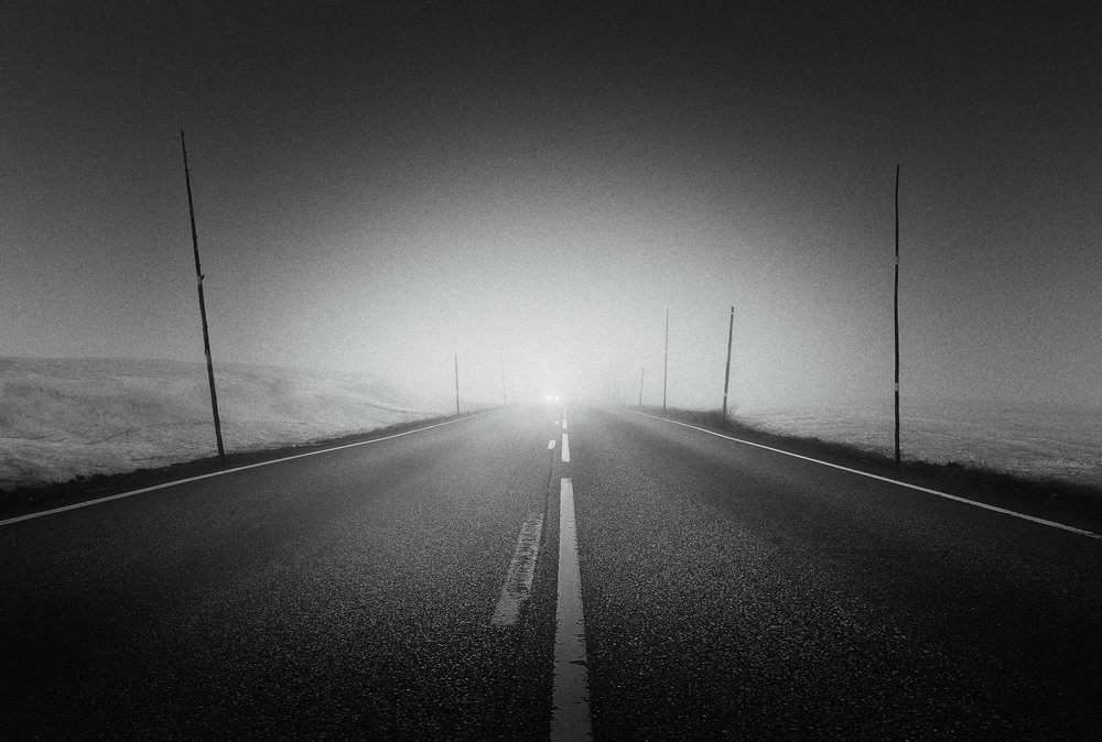 Une route mystérieuse dans le brouillard - Gustav Davidsson