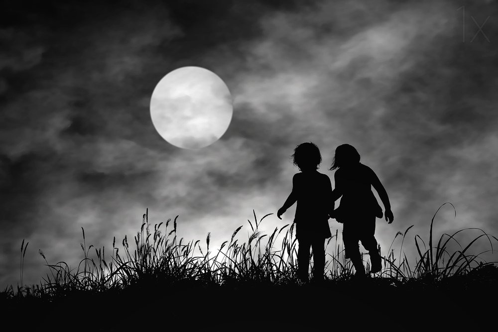 Silhouettes au clair de lune en train de marcher - Hengki Lee