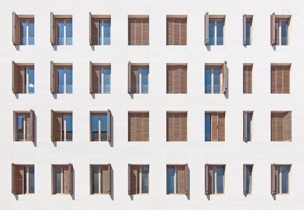 Façade à fenêtres géométriques - Igor Bakotic