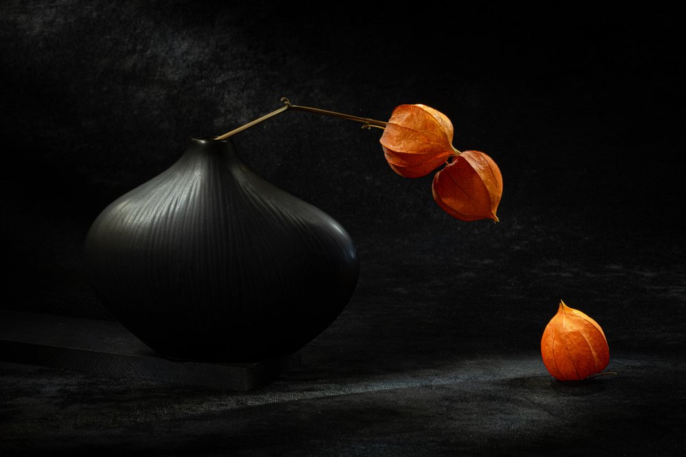 Vase noir, lanternes orange - Igor Kopcev