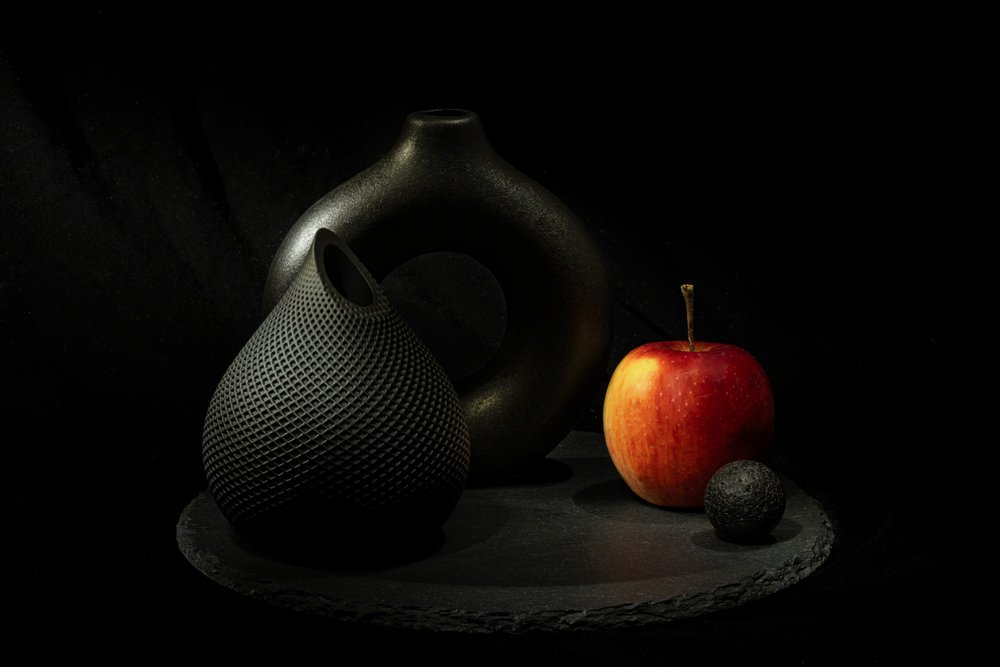 Vases noirs, pomme rouge - Igor Kopcev