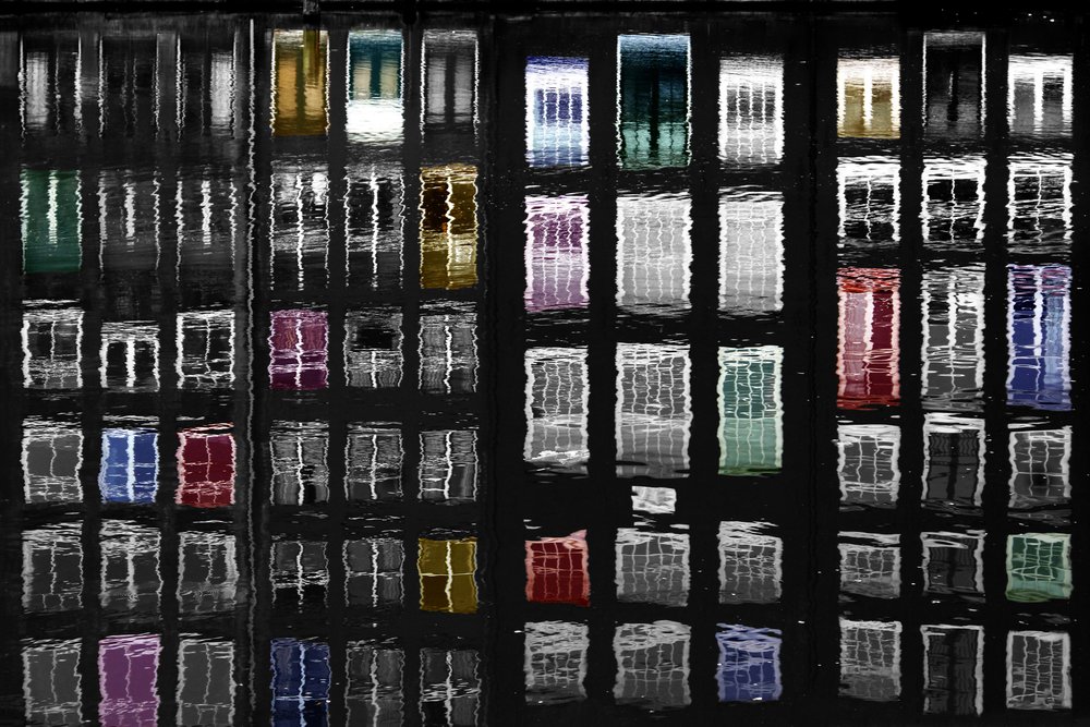 Reflets colorés sur les vitres - Igor Shrayer