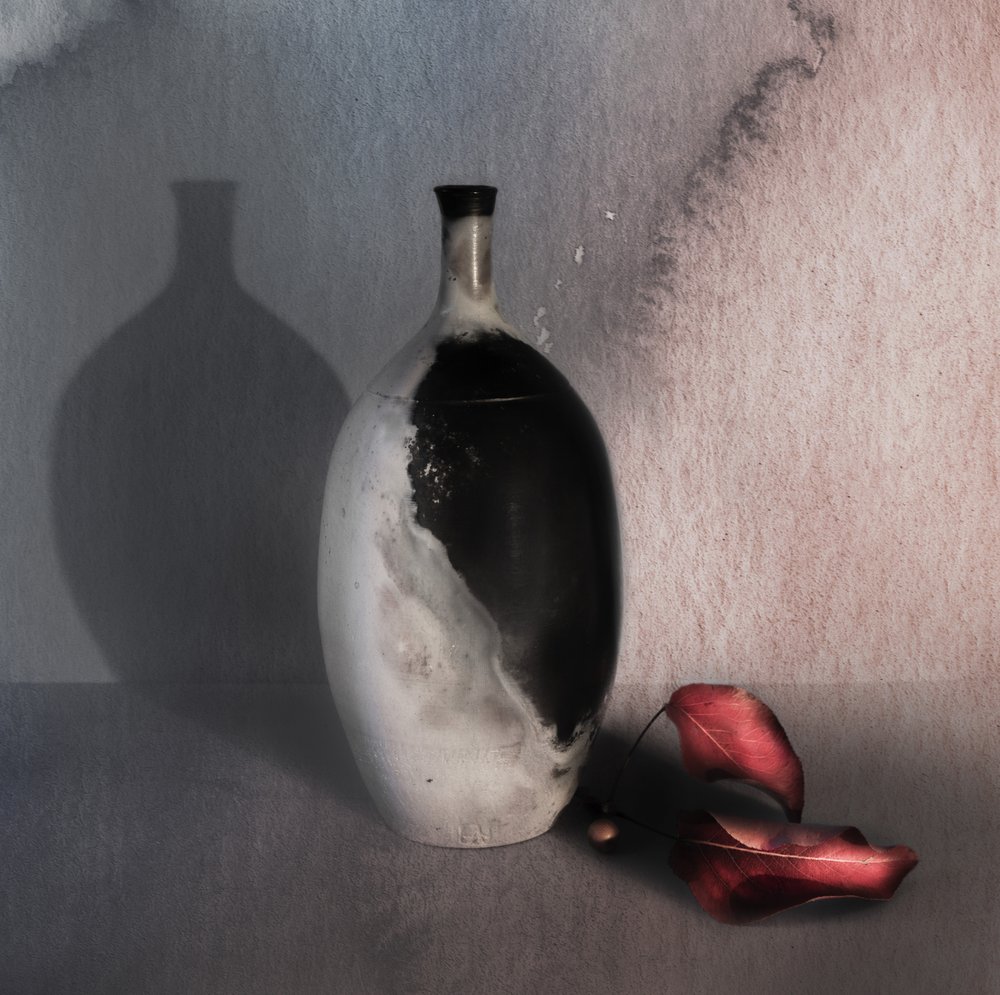 Vase noir, feuilles rouges - Judy Tseng